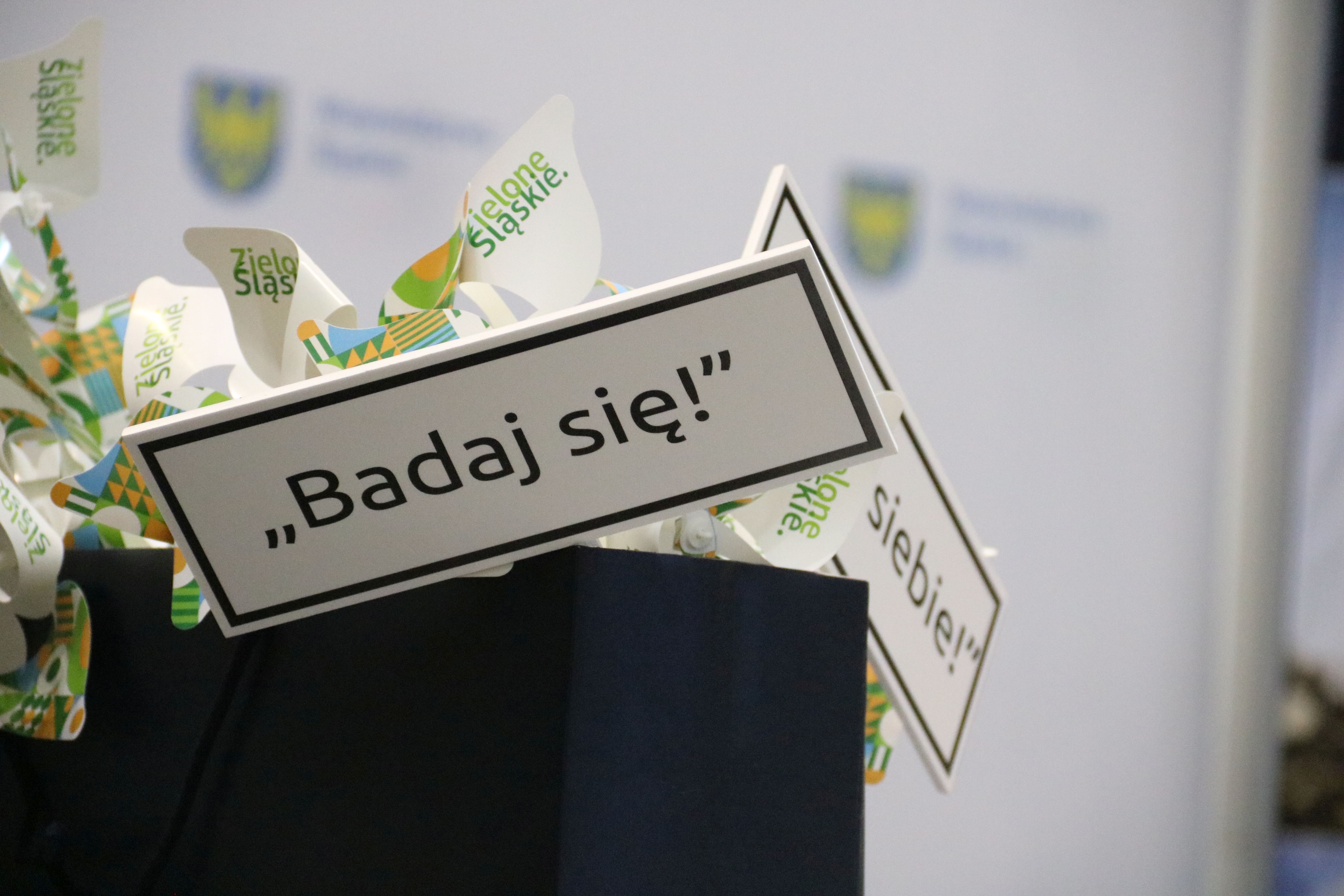 tabliczka z napisem badaj się