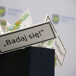tabliczka z napisem badaj się