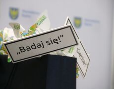 tabliczka z napisem badaj się