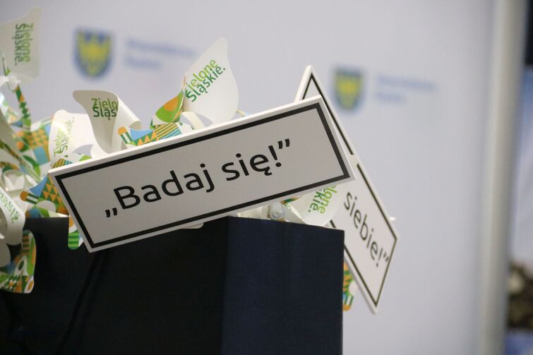 tabliczka z napisem badaj się