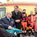 Zespół pogotowia ratunkowego w Jaworznie prezentujący elektryczne nosze
