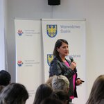 Prelegentka konferencji regionalnych pn. „Wykrywanie wczesnych symptomów sytuacji kryzysowych, w tym zachowań samobójczych i innych zachowań autodestruktywnych u dzieci i młodzieży” 