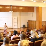 Prelegentka oraz uczestnicy konferencji regionalnych pn. „Wykrywanie wczesnych symptomów sytuacji kryzysowych, w tym zachowań samobójczych i innych zachowań autodestruktywnych u dzieci i młodzieży” 
