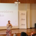 Prelegentka przemawiająca na konferencji regionalnych pn. „Wykrywanie wczesnych symptomów sytuacji kryzysowych, w tym zachowań samobójczych i innych zachowań autodestruktywnych u dzieci i młodzieży” 