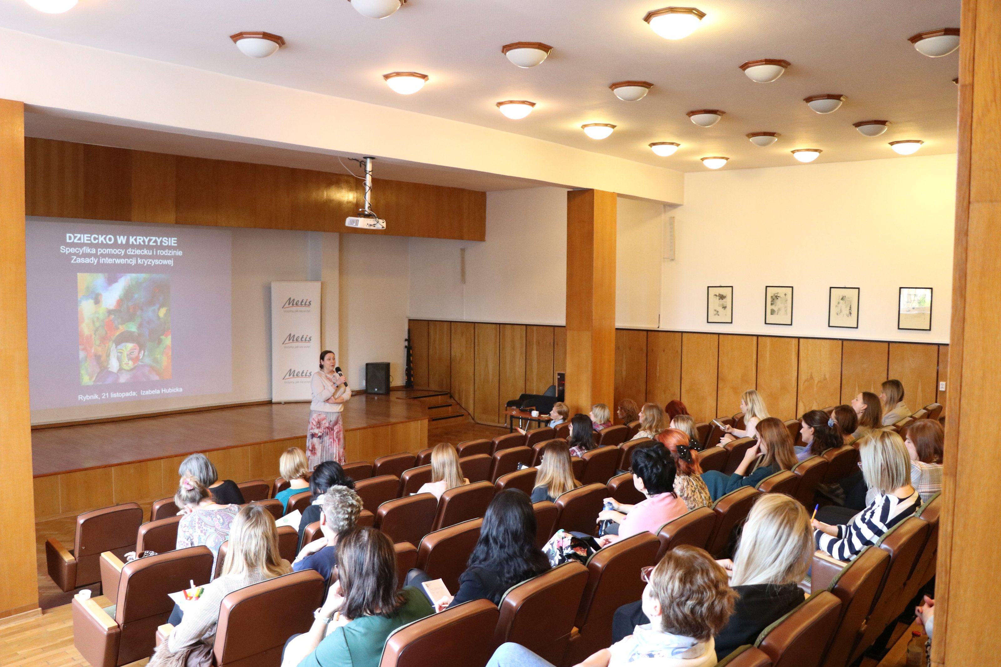 Uczestnicy konferencji regionalnych pn. „Wykrywanie wczesnych symptomów sytuacji kryzysowych, w tym zachowań samobójczych i innych zachowań autodestruktywnych u dzieci i młodzieży”