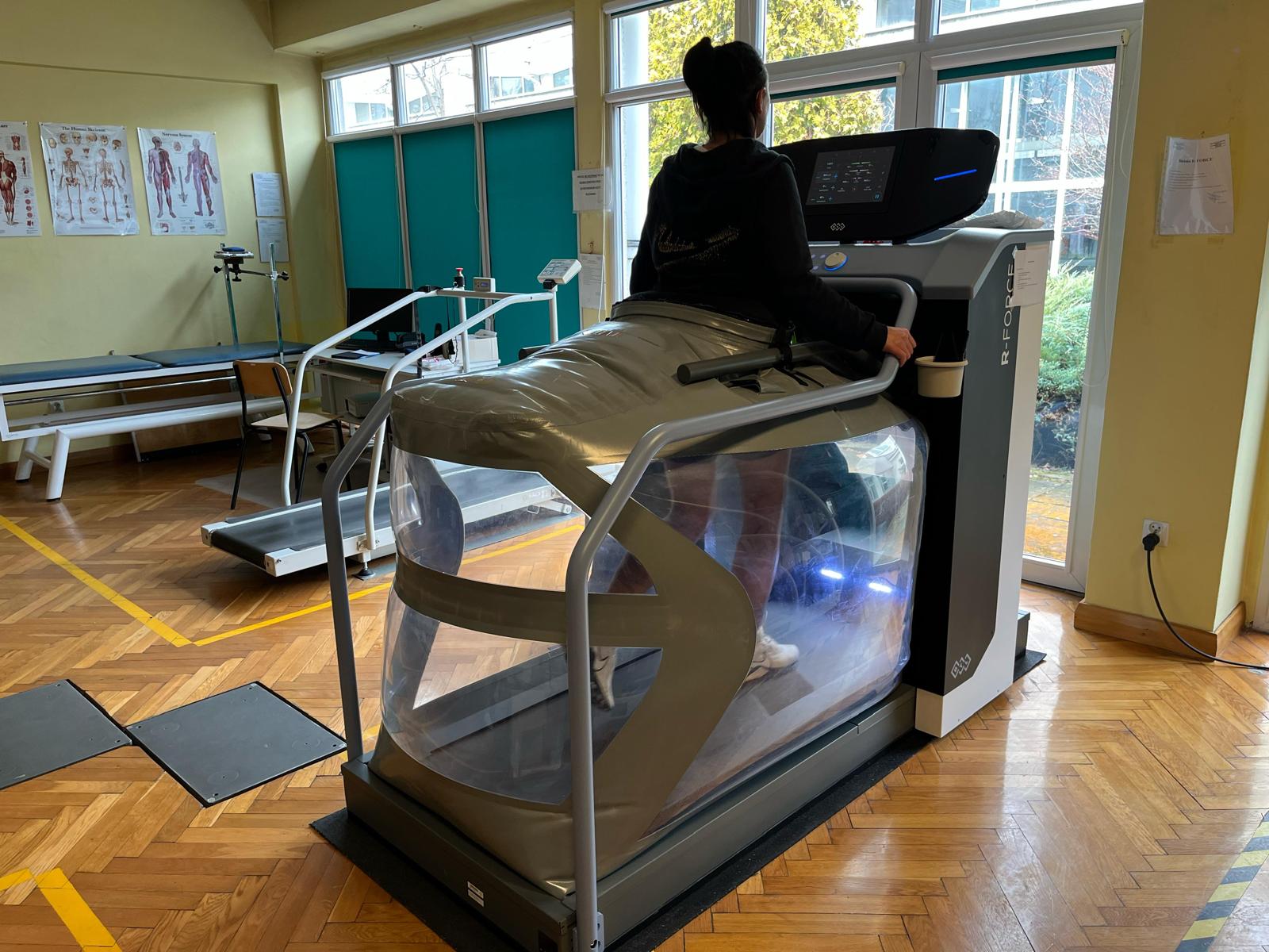 Kobieta ćwicząca na urządzeniu do rehabilitacji