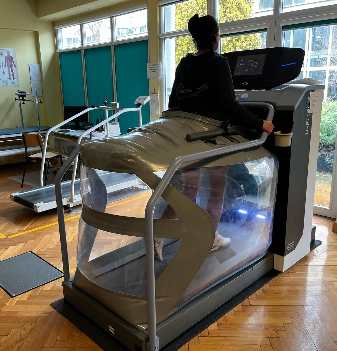 Kobieta ćwicząca na urządzeniu do rehabilitacji