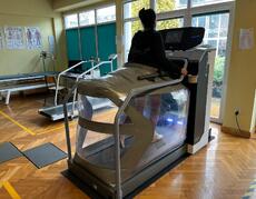 Kobieta ćwicząca na urządzeniu do rehabilitacji