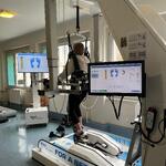 Kobieta ćwicząca na urządzeniu do rehabilitacji
