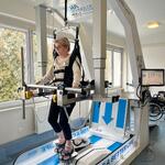 Kobieta ćwicząca na urządzeniu do rehabilitacji